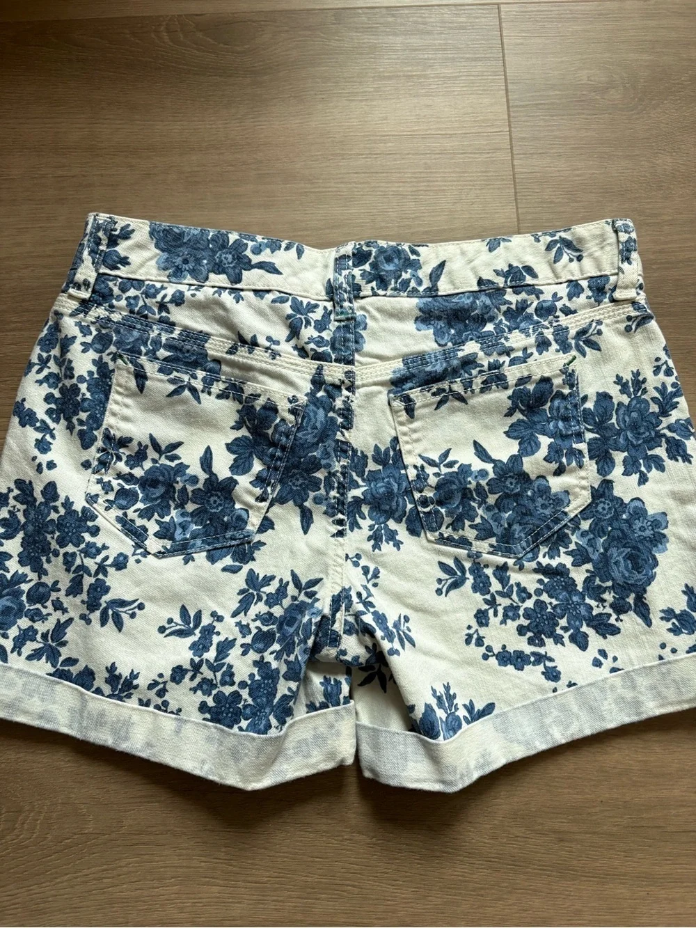 Tommy Hilfiger Floral Print Denim Shorts in white and blue- size 4
